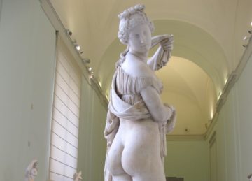 Venere Callipige. Museo archeologico nazionale di Napoli. Collezione Farnese. Fonte: By ho visto nina volare (Flickr: Napoli, museo archeologico) [CC BY-SA 2.0, via Wikimedia Commons