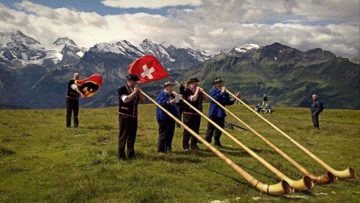 Festival dei corni alpini a Grindelwald, Svizzera – foto di Cristo Vlahos - Own work, CC BY-SA 3.0, https://commons.wikimedia.org/w/index.php?curid=23283283