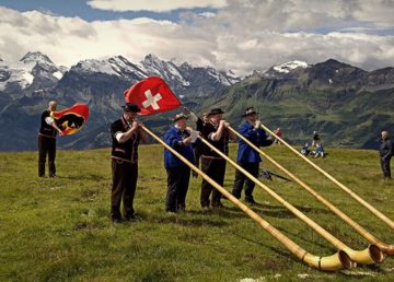 Festival dei corni alpini a Grindelwald, Svizzera – foto di Cristo Vlahos - Own work, CC BY-SA 3.0, https://commons.wikimedia.org/w/index.php?curid=23283283