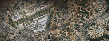 Aeroporto di EBBR. Foto di Ben Pirard da nl, CC BY-SA 3.0, https://commons.wikimedia.org/w/index.php?curid=1751021 https://it.wikipedia.org/wiki/Aeroporto_di_Bruxelles-National#/media/File:Airport_EBBR.JPG
