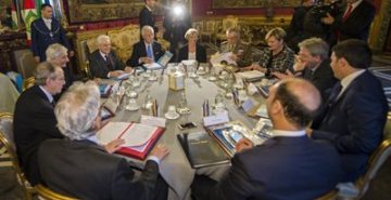 Sergio Mattarella presiede la riunione del Consiglio Supremo di Difesa. Palazzo del Quirinale 25/02/2016. Fonte: http://www.quirinale.it/elementi/Continua.aspx?tipo=Foto&key=5914
