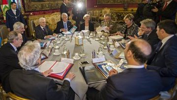Sergio Mattarella presiede la riunione del Consiglio Supremo di Difesa. Palazzo del Quirinale 25/02/2016. Fonte: http://www.quirinale.it/elementi/Continua.aspx?tipo=Foto&key=5914