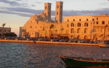 Molfetta: scorcio del porto e del Duomo di San Corrado. Di Gilmore boy di Wikipedia in tedesco - Pubblico dominio, https://commons.wikimedia.org/w/index.php?curid=2821373
