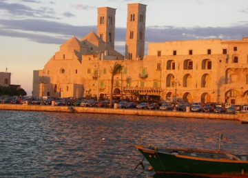 Molfetta: scorcio del porto e del Duomo di San Corrado. Di Gilmore boy di Wikipedia in tedesco - Pubblico dominio, https://commons.wikimedia.org/w/index.php?curid=2821373