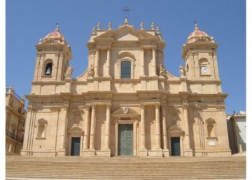 Facciata della cattedrale di Noto dopo il restauro. Foto di I, Pequod76, CC BY-SA 3.0, https://commons.wikimedia.org/w/index.php?curid=2472995