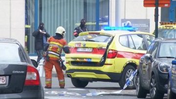 Personale di pronto intervento sulla scena dell’attentato all’esterno di una stazione della metropolitana a Bruxelles in questo fermo-immagine tratto dal video di REUTERS/Reuters TV del 22 marzo 2016