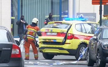 Personale di pronto intervento sulla scena dell’attentato all’esterno di una stazione della metropolitana a Bruxelles in questo fermo-immagine tratto dal video di REUTERS/Reuters TV del 22 marzo 2016