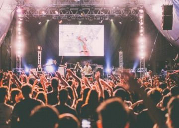 Foto di StockSnap [https://pixabay.com/it/concerto-mostra-musica-persone-923245/attraverso] Pixabay