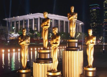 Foto Oscars through the ages, Los Angeles, United States. Replicas of Oscar statues are lit in the night outside the Dorothy Chandler Pavilion attraverso Flickr