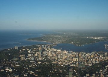 Veduta aerea di Dar es Salaam. Foto: By Roland - P6210633, CC BY-SA 2.0, https://commons.wikimedia.org/w/index.php?curid=11308778
