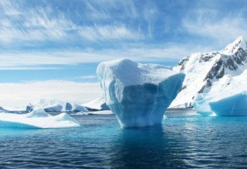 Un icerberg dell’Antartide Polare, Foto di robynm (https://pixabay.com/it/iceberg-antartide-polare-blu-404966/). Attraverso pixabay.com