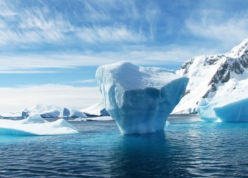 Un icerberg dell’Antartide Polare, Foto di robynm (https://pixabay.com/it/iceberg-antartide-polare-blu-404966/). Attraverso pixabay.com