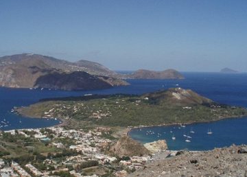 Foto di picoluca. [Panoramica delle isole Eolie in Sicilia, tra i siti italiani patrimonio dell’umanità. (https://pixabay.com/it/mare-eolie-sicilia-estate-isola-500051/]. Attraverso Pixabay