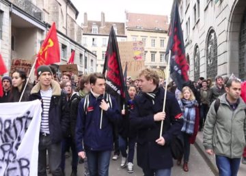 Manifestazione del 9 marzo contro la legge sul lavoro francese. Foto tratta da Youtube Asso.Asia (Association de Soutien à l'Intégration et à l'Adaptation des Asiatiques.) https://www.youtube.com/watch?v=FMPEOJGRvOM