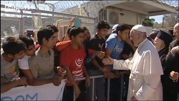 Papa Francesco a Lesbo. 16-04-2016. Fermo immagine video RaiNews24 - http://www.rainews.it/dl/rainews/articoli/Papa-Francesco-dai-migranti-a-Lesbo-dice-Sono-qui-per-richiamare-il-mondo-imploro-soluzioni-cd6f6930-f969-4b85-9728-373b4315c4b9.html