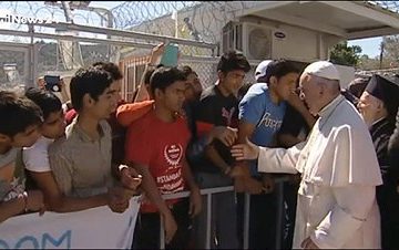 Papa Francesco a Lesbo. 16-04-2016. Fermo immagine video RaiNews24 - http://www.rainews.it/dl/rainews/articoli/Papa-Francesco-dai-migranti-a-Lesbo-dice-Sono-qui-per-richiamare-il-mondo-imploro-soluzioni-cd6f6930-f969-4b85-9728-373b4315c4b9.html