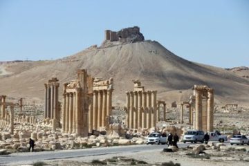 I resti dell’arco di trionfo di Palmira, in Siria, il 31 marzo 2016. (Joseph Eid, Afp). Fonte: http://www.internazionale.it/notizie/2016/04/04/palmira-rovine-stato-islamico
