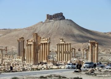 I resti dell’arco di trionfo di Palmira, in Siria, il 31 marzo 2016. (Joseph Eid, Afp). Fonte: http://www.internazionale.it/notizie/2016/04/04/palmira-rovine-stato-islamico