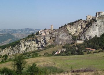 San Leo. Veduta. Foto di Toni Pecoraro - Opera propria, Pubblico dominio, https://commons.wikimedia.org/w/index.php?curid=7608639