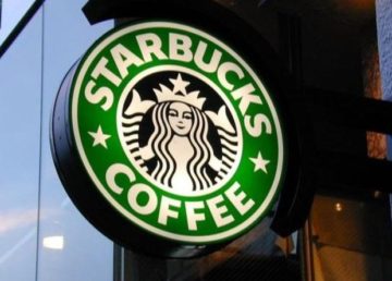 Foto di Marco Pakoeningrat [Starbucks (https://www.flickr.com/photos/marcopako/206911985/)], attraverso Flickr