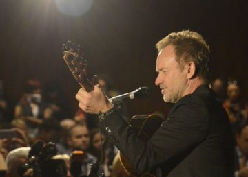 Foto di Vinitaly [Sting durante un momento dell’esibizione a Opera Wine. (https://i.ytimg.com/vi/aM4nQjGDq-c/maxresdefault.jpg)]. Attraverso Youtube