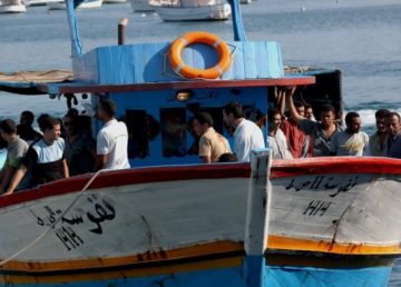 Foto di Sara Prestianni per Storie Migranti [Migrants arriving on the island of lampedusa in august 2007 (https://www.flickr.com/photos/noborder/2494723189], attraverso Flickr