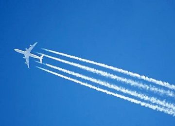 Foto di Adrian Pingstone [A high-flying jet leaving a condensation trail. The contrails of an Airbus A340 jet, over London, England (https://goo.gl/Rj5Zqt)] attraverso Wikipedia.