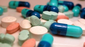 Foto di Morgue File (Various pills, https://commons.wikimedia.org/wiki/File%3AVariousPills.jpg). Attraverso Wikimedia Commons