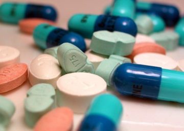 Foto di Morgue File (Various pills, https://commons.wikimedia.org/wiki/File%3AVariousPills.jpg). Attraverso Wikimedia Commons