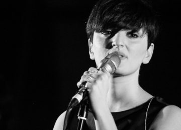 Foto di Marina Mazzoli. [Arisa torna tra i giudici di X Factor. (https://upload.wikimedia.org/wikipedia/commons/3/3c/Arisa_wiki-1.jpg)]. Attraverso Wikipedia