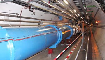 L'interno del tunnel dell'LHC, dove sono stati installati i magneti superconduttori. Immagine di Julian Herzog (Sito web) - Opera propria, CC BY-SA 3.0, https://commons.wikimedia.org/w/index.php?curid=3844377