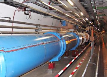 L'interno del tunnel dell'LHC, dove sono stati installati i magneti superconduttori. Immagine di Julian Herzog (Sito web) - Opera propria, CC BY-SA 3.0, https://commons.wikimedia.org/w/index.php?curid=3844377