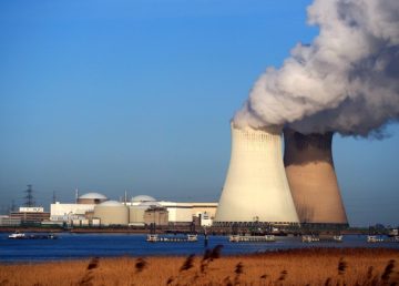 Foto di Emmelie Callewaert. [La centrale nucleare Doel 3 in Belgio (https://upload.wikimedia.org/wikipedia/commons/3/31/Kerncentrale_Doel_pic1.JPG )]. Attraverso Wikipedia.