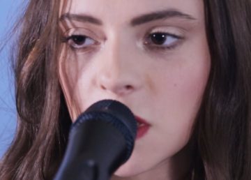 Foto di Emmelie Callewaert. [Primo piano di Francesca Michielin durante un live per Twitter. (http://i.vimeocdn.com/video/562422803_1280x720.jpg)]. Attraverso Vimeo