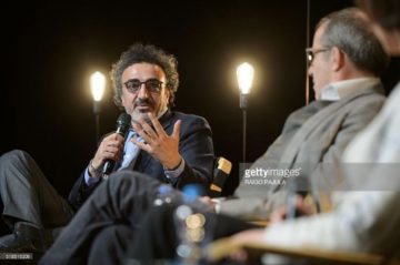 Foto di Raigo Pajula. [Hamdi Ulukaya con il presidente dell’Estonia Toomas Hendrik, durante una conferenza stampa. (http://www.gettyimages.it/detail/fotografie-di-cronaca/president-and-ceo-of-yogurt-company-chobani-and-fotografie-di-cronaca/518515206). Attraverso Gettyimages
