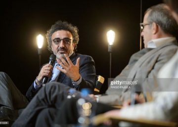 Foto di Raigo Pajula. [Hamdi Ulukaya con il presidente dell’Estonia Toomas Hendrik, durante una conferenza stampa. (http://www.gettyimages.it/detail/fotografie-di-cronaca/president-and-ceo-of-yogurt-company-chobani-and-fotografie-di-cronaca/518515206). Attraverso Gettyimages