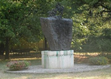 Forlì: Monumento ai caduti nei lager nazisti e in tutte le prigionie. Foto di Leonardo Poggiolini - Opera propria, Pubblico dominio, https://commons.wikimedia.org/w/index.php?curid=4733666