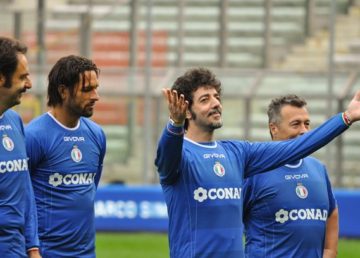 Foto di Città di Parma. [Alcuni protagonisti della Nazionale Cantanti in campo(https://www.flickr.com/photos/comuneparma/10922515215/in/photolist-hDcp7d-hDcphy-hDc4ZY-hDcroC-hDcq29-hDddBx-hDdcvV-hDcqsQ-hDcr75-hDbHYe-hDdcVH-hDdcPk-dE4aAX-hDcpbw-hDc5uf-hDbKPi-hDcqQd-hDbKeR-hDbKit-hDc4Js-hDcpMG-hDc3hE-hDc5h1-hDbKrK-hDc58y-hDc4Go-hDcpYo-hDc5eL-hDddtr-hDcq5f-hDcqeJ-hDbJL6-hDbK9a-hDcptW-hDc4wy-hDc4hL-hDbJ1Z-hDcpFQ-hDbJfM)]. Attraverso Flickr