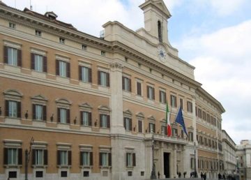 Foto di Manfred Heyde, Palazzo Montecitoti [https://commons.wikimedia.org/wiki/File:Palazzo_Montecitorio_Rom_2009.jpg#/media/File:Palazzo_Montecitorio_Rom_2009.jpg]. Attraverso Wimedia Commons