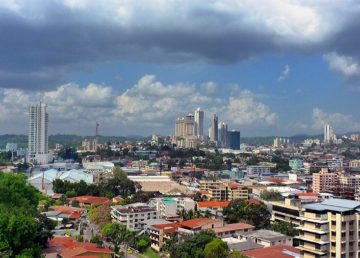 Panama City, Panama's capital. Foto di Ana Paula B. Freitas https://upload.wikimedia.org/wikipedia/commons/9/9a/Ciudad_Col%C3%B3n%2C_Panam%C3%A1.jpg