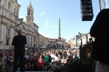 Francesco Rutelli (di spalle) al funerale civile di Pannella, Roma, 21 maggio 2016 Di Sergio D’Afflitto, CC BY-SA 4.0, https://commons.wikimedia.org/w/index.php?curid=48935261