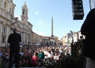 Francesco Rutelli (di spalle) al funerale civile di Pannella, Roma, 21 maggio 2016 Di Sergio D’Afflitto, CC BY-SA 4.0, https://commons.wikimedia.org/w/index.php?curid=48935261