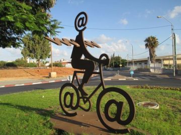 Foto di Buky Schwartz, The Internet Messenger (https://goo.gl/nkSx5j). Attraverso Wikipedia