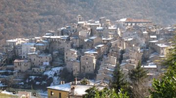 Veduta del borgo. Foto di Cmassari - http://www.informazioni-turistiche.it, CC BY 3.0, https://commons.wikimedia.org/w/index.php?curid=8814981