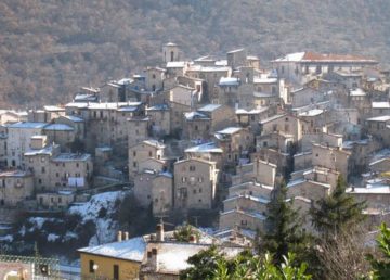 Veduta del borgo. Foto di Cmassari - http://www.informazioni-turistiche.it, CC BY 3.0, https://commons.wikimedia.org/w/index.php?curid=8814981