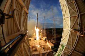 Foto di ESA–Manuel Pedoussaut, Sentinel-1B lifts off (http://goo.gl/p8lVZG). Attraverso Agenzia Spaziale Europea (ESA)