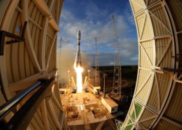 Foto di ESA–Manuel Pedoussaut, Sentinel-1B lifts off (http://goo.gl/p8lVZG). Attraverso Agenzia Spaziale Europea (ESA)