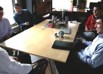 Foto di StartupStockPhotos. [Brainstorming tra stagisti della Silicon Valley (https://pixabay.com/it/avvio-start-up-notebook-creativo-593304/)]. Attraverso Pixabay.com