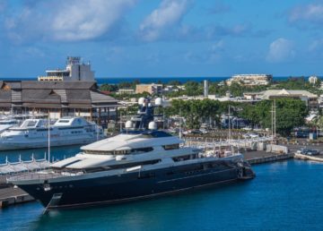 Foto di MustangJoe. [Uno Yacht di lusso a Tahiti, in Polinesia. (https://pixabay.com/it/tahiti-yacht-litorale-750642/)]. Attraverso Pixabay.com