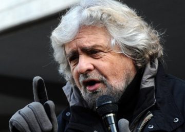Foto di Niccolò Caranti. [Beppe Grillo, leader del Movimento 5stelle, a Trento. (https://upload.wikimedia.org/wikipedia/commons/d/db/Beppe_Grillo_-_Trento_2012_04.JPG)]. Attraverso Wikipedia
